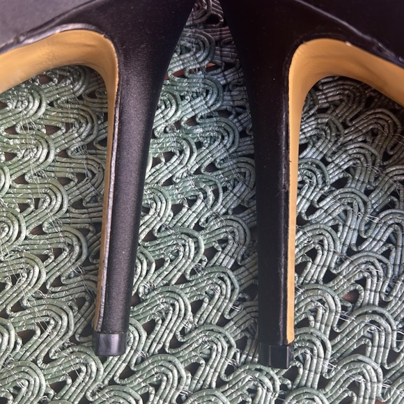 New never worn size 7.5 Audrey Brooke Embellished Dress Pumps, black. 4” heel - Picture 9 of 11